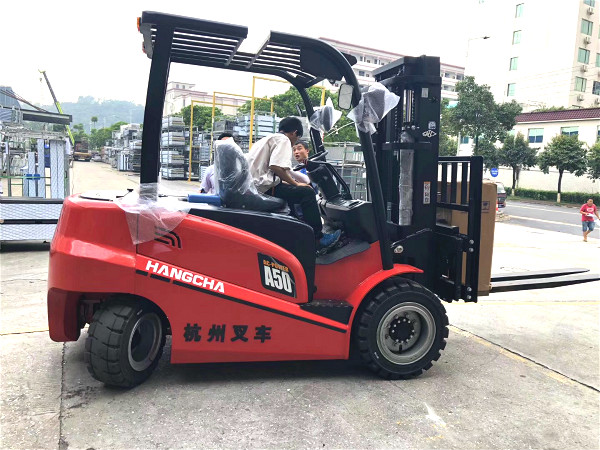 電動(dòng)叉車比內(nèi)燃叉車好在哪里? 電動(dòng)叉車比內(nèi)燃叉車好在哪里?